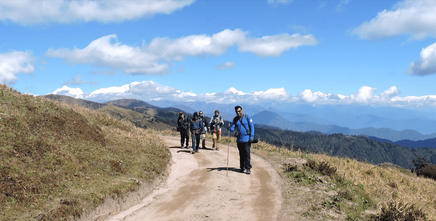 Exploring Sandakphu: Trekking vs. Driving – The Ultimate Guide for Tourists